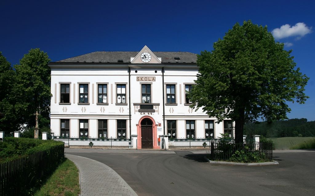 Budova ZŠ Babí v Náchodě